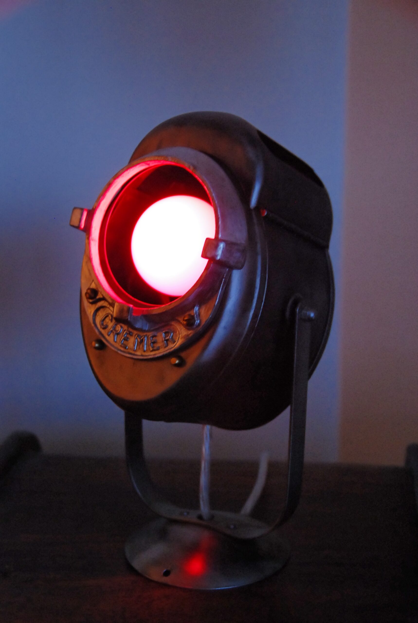 Lampe Cremer style projecteur rétro, en métal décapé et verni, pièce unique de décoration industrielle signée Steel Unic.