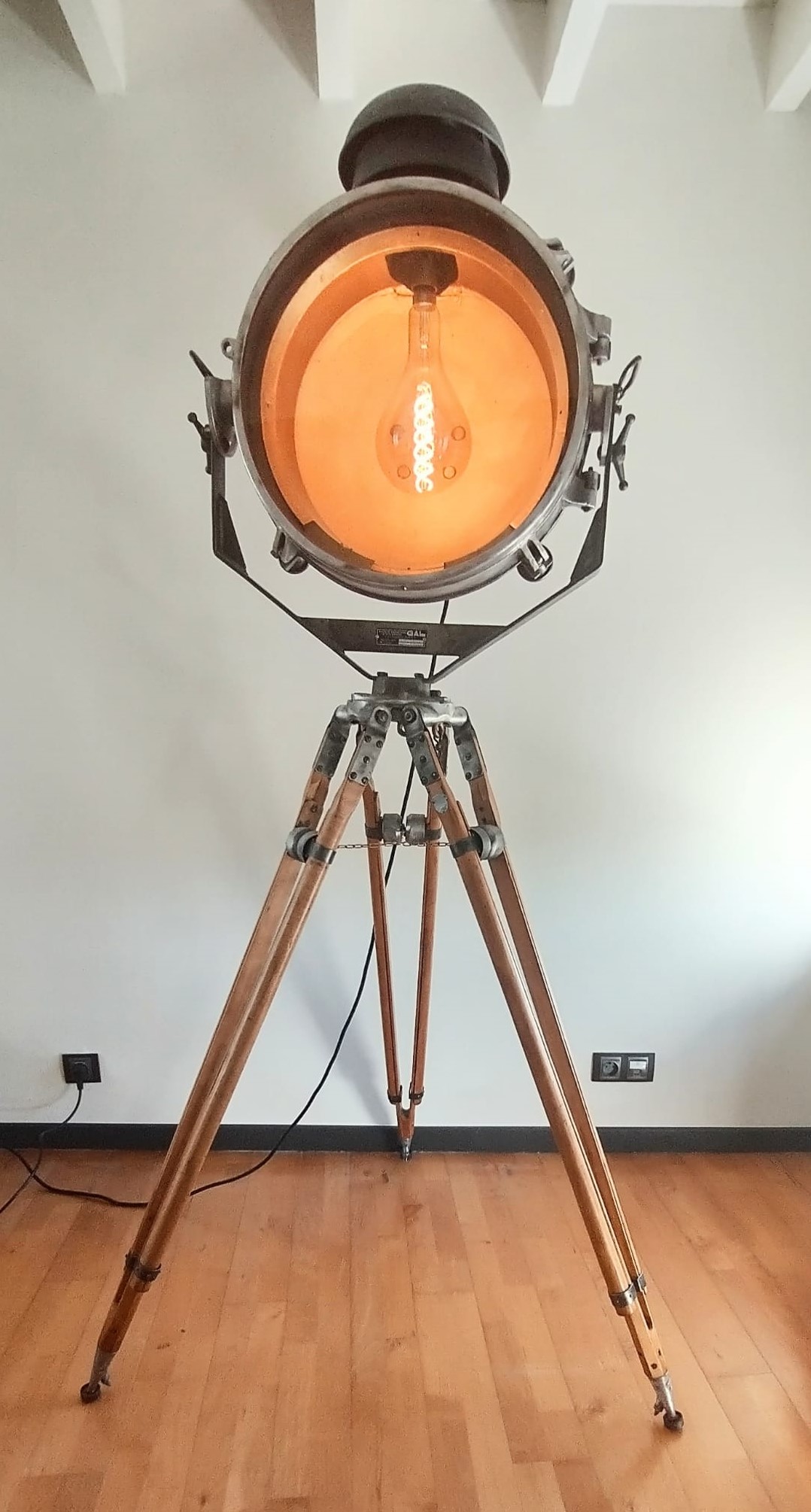 lampe industrielle sur trépied en bois