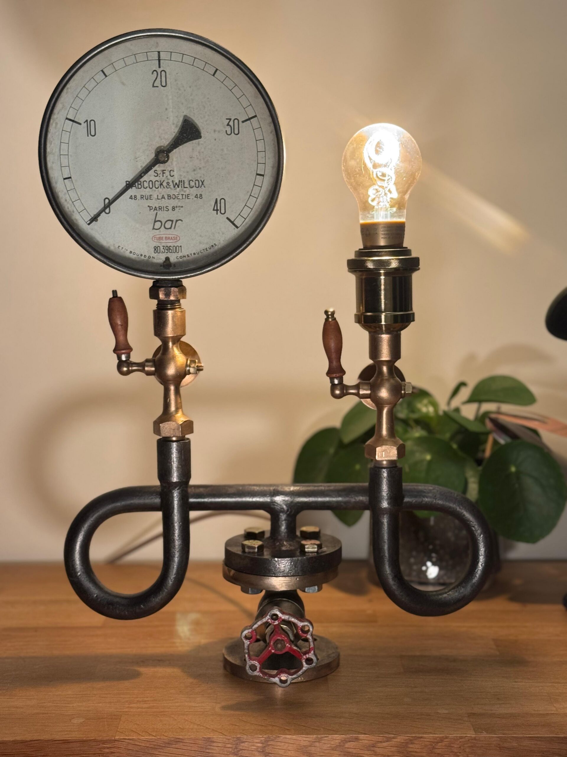 Lampe design intégrant un manomètre Babcock & Wilcox ancien, récupéré d’une chaudière fioul familiale.