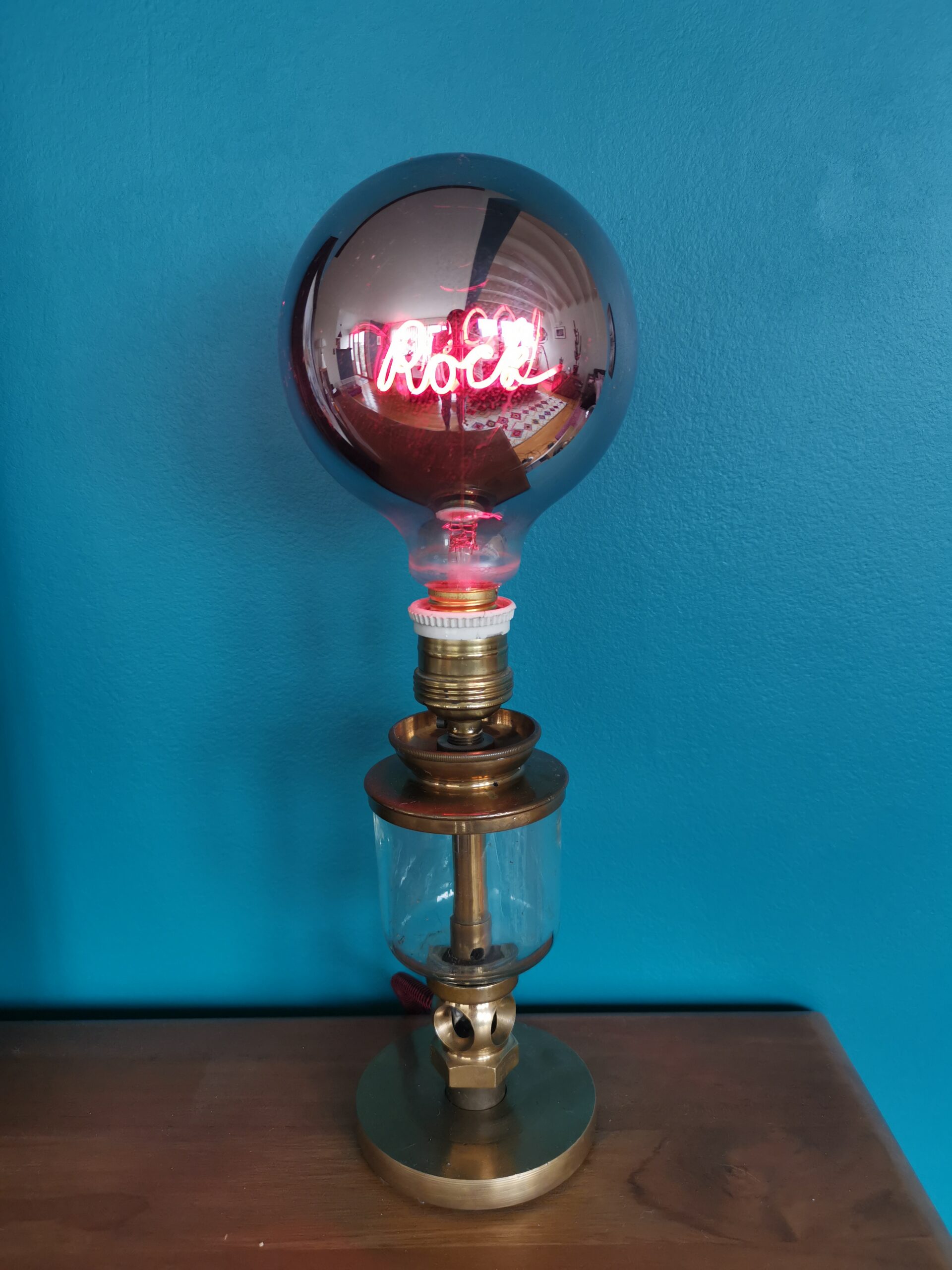 petite lampe industrielle avec une ampoule rock