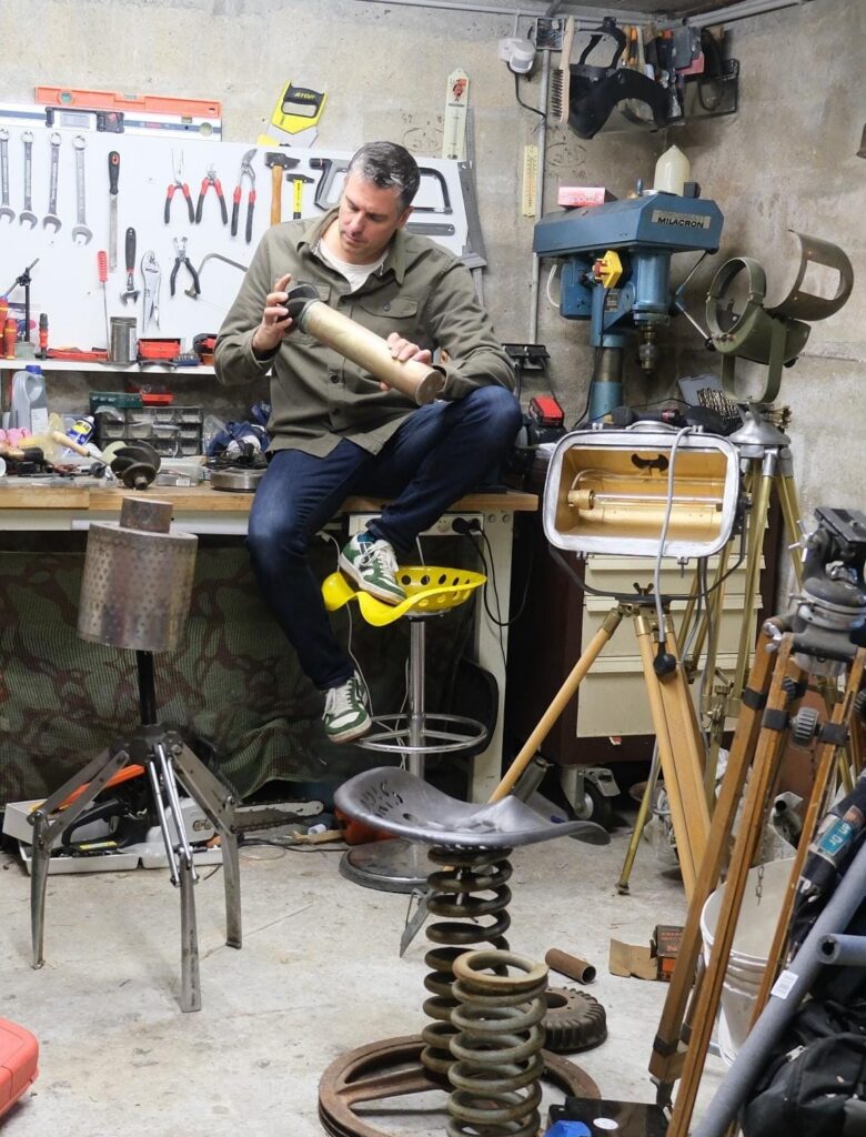 cyril dans son atelier