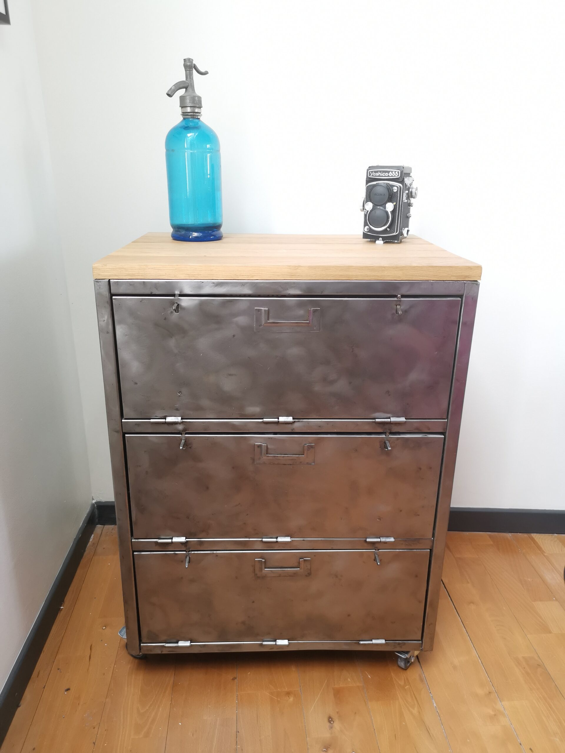 Meuble compact en acier et bois massif, upcycling d’un casier militaire, style industriel vintage.