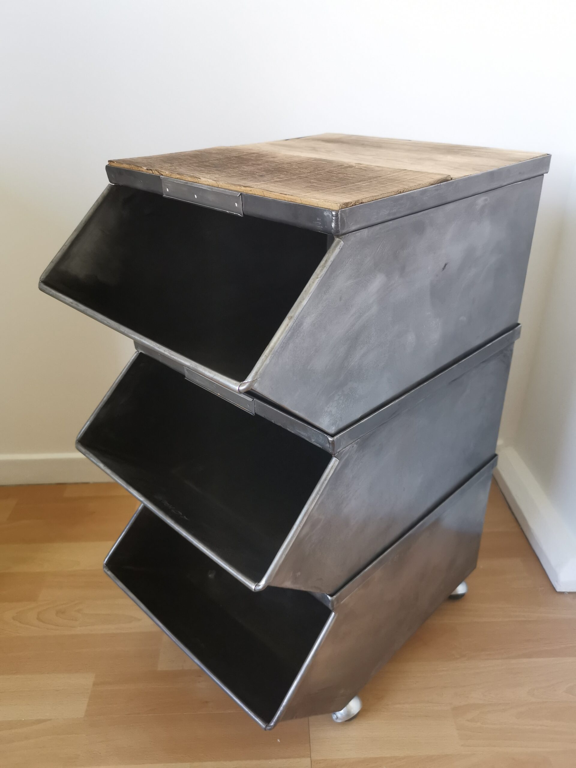 Meuble compact en acier et bois massif, upcycling de 3 casiers militaire, style industriel vintage.