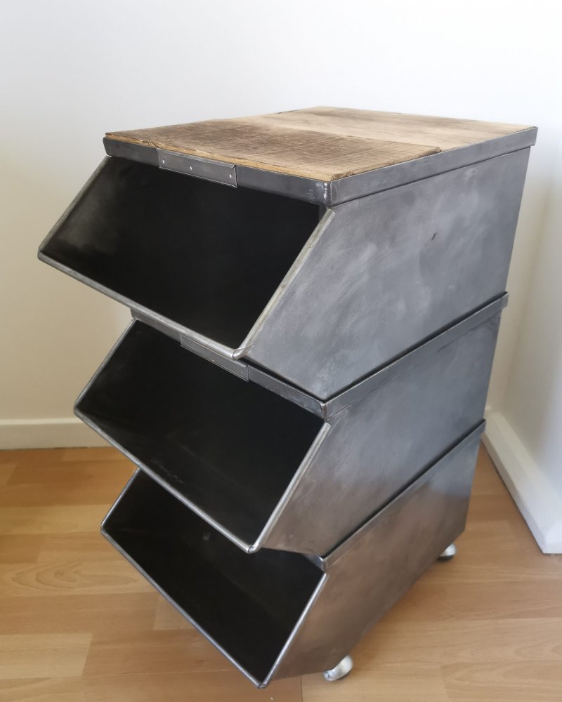 Meuble compact en acier et bois massif, upcycling de 3 casiers militaire, style industriel vintage.